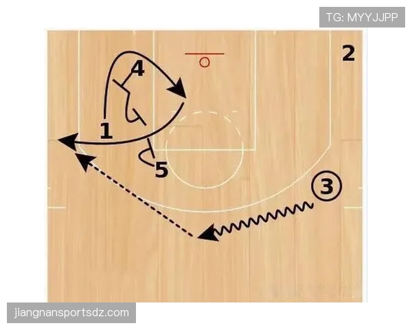 佩顿·普里查德利用无球跑动提升投篮命中率，拉开球队进攻空间