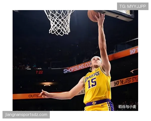 奥斯汀·里夫斯三分投射拉开空间提升湖人进攻效率